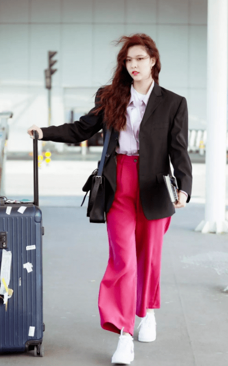 身材 宋妍霏不愧是女团出身,穿露腰装配工装裤,气场不输超模!