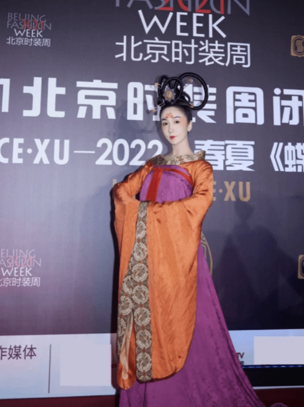 张静初 张静初红毯简约知性,娄艺潇的唐装靓丽,姚安娜终于找对风格