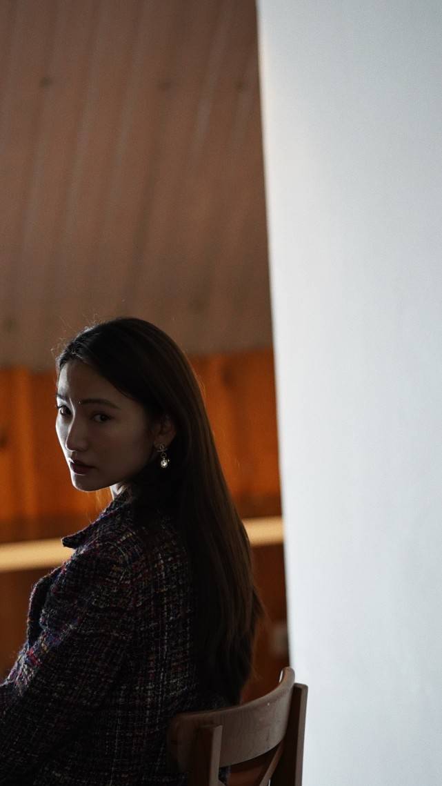 李妍锡秋季写真高雅知性 尽展无限时尚魅力