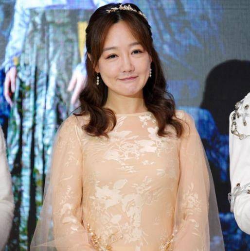 设计 薛佳凝也难逃中年定律，明明穿少女风的裙子，却也遮不住老态了