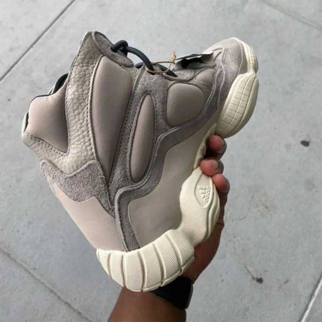 High跌破原价预警？Kanye上脚同款Yeezy 500下周发售，又突袭吗？