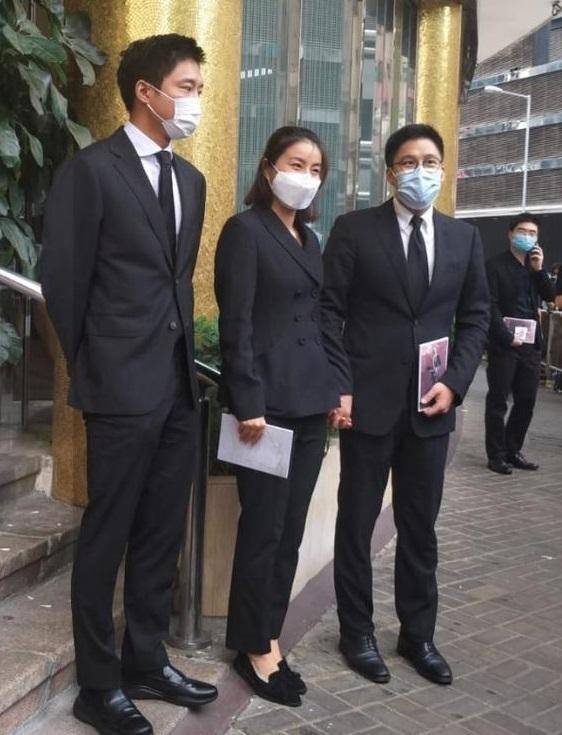 设计 霍启刚郭晶晶亮相街头，两人穿着好低调，朴实无华却难掩贵气