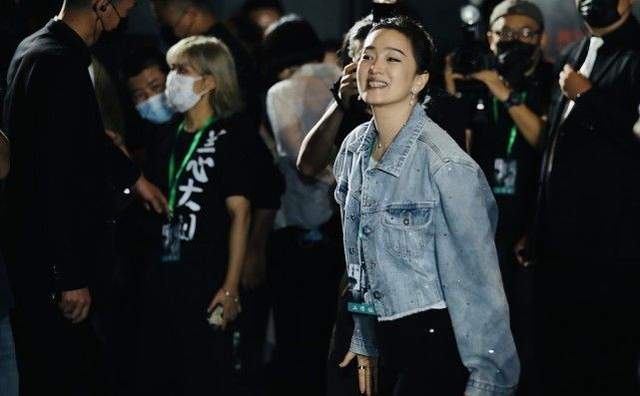 老公 高圆圆助阵赵又廷新片！老公搂她肩好傲娇，同框巩俐输气场赢美貌