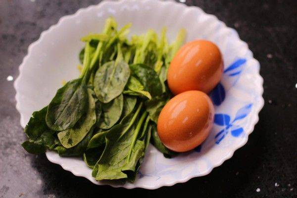 搅拌机|健康的菠菜做成鸡蛋饼,当作早餐再合适不过了,全家老少都喜欢