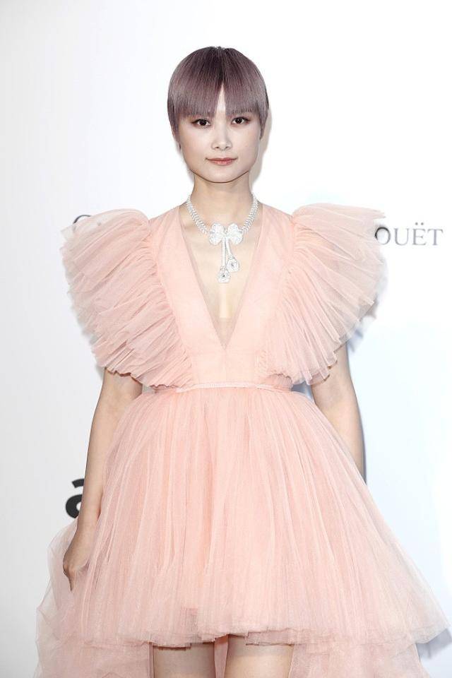 设计 李宇春真是将特立独行进行到底，紫发配粉裙，还挺有女人味