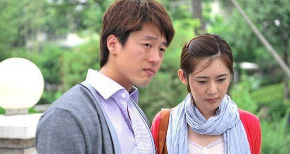 向来偏 秋瓷炫一家现身机场，女方背娃似保姆男方一身轻松