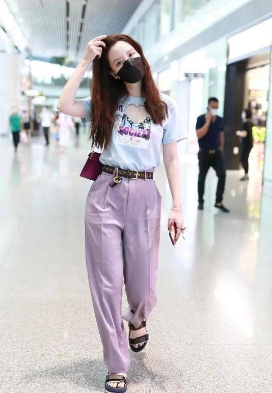 女王 张萌果然是“心机”女王，穿T恤前面“挖个”爱心，显得身材更好
