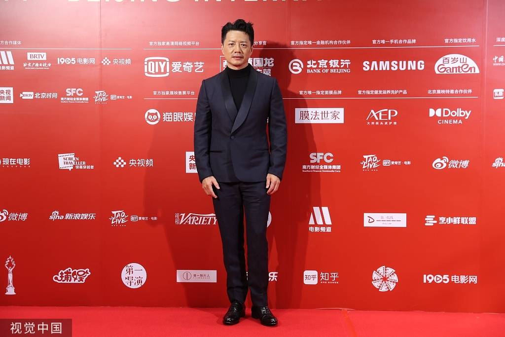 何冰 11届北影节闭幕：巩俐高开衩长裙秀美腿 陈坤张颂文西装儒雅
