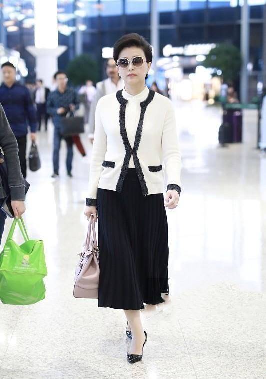 新潮 杨澜学小姑娘赶时髦,穿纱裙挑染蓝发新潮又减龄,气质却依然端庄