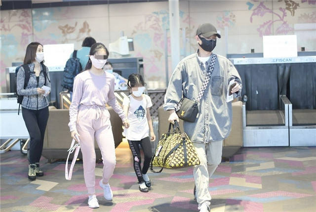 电影节 文章带着两个女儿现身机场,姐妹俩手牵手感情深