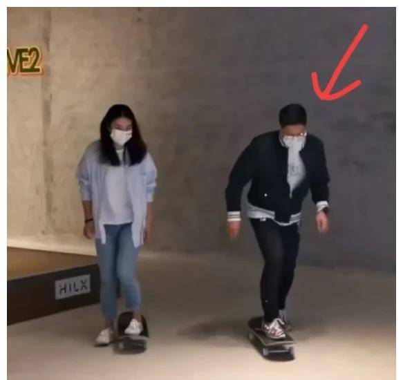 郭晶晶 郭晶晶晒合影为婆婆庆生，穿暗色衣裙低调陪伴，朱玲玲穿姜黄色纱