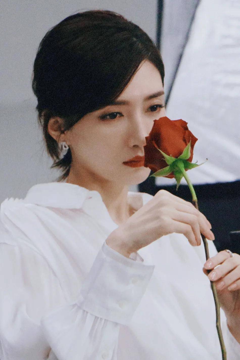 眼眸 江疏影穿着红色纱裙秀天鹅颈！雪肤玉貌太性感妩媚