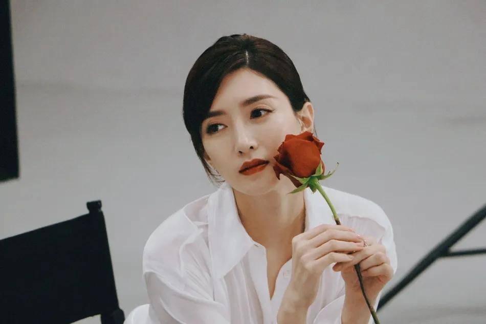 眼眸 江疏影穿着红色纱裙秀天鹅颈！雪肤玉貌太性感妩媚