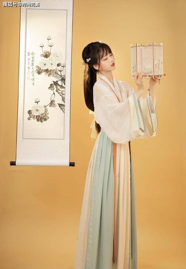 身材 最近火了一种穿搭叫“汉服+吊带”，优雅又性感，很高级