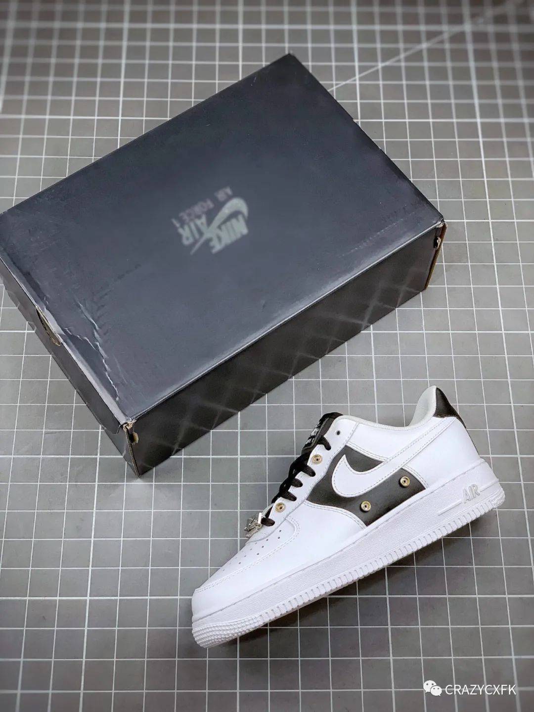 耐克空军一号黑白nikeairforce1low金属银扣运动鞋