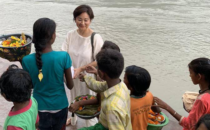 谢贤 林青霞现身姐妹聚会，66岁穿开衫没白发好精神，谢贤原配戴帽抢镜