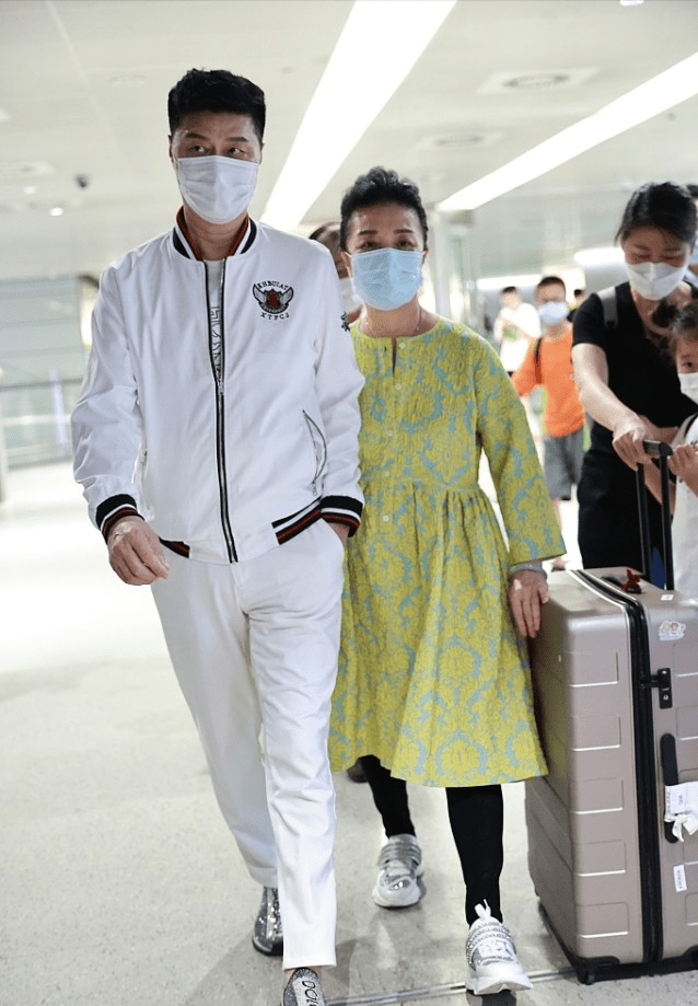范冰冰 范冰冰爸妈罕走机场，学年轻人穿衣服却翻车，66岁老妈身材臃肿