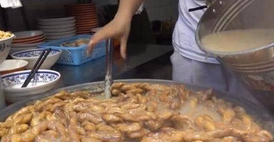 油茶|这家店三十年只卖一种早餐，当地人蜂拥而至，外地人却吃不惯