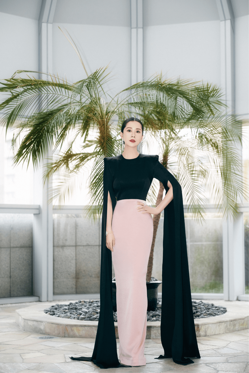 looks 海清气质感绝了!穿一件毛衣外套搭配半身裙高级优雅,可咸可甜