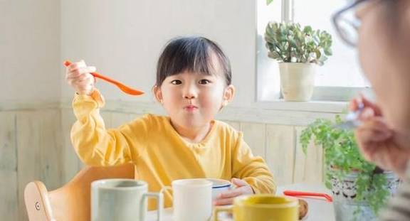 小孩|中国家长的“糊弄早餐”正在兴起，危害孩子健康，家长却一无所知