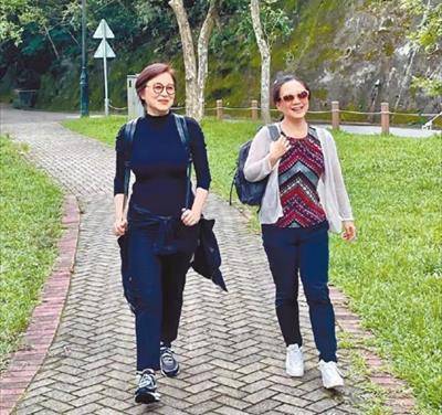 谢贤 林青霞现身姐妹聚会，66岁穿开衫没白发好精神，谢贤原配戴帽抢镜