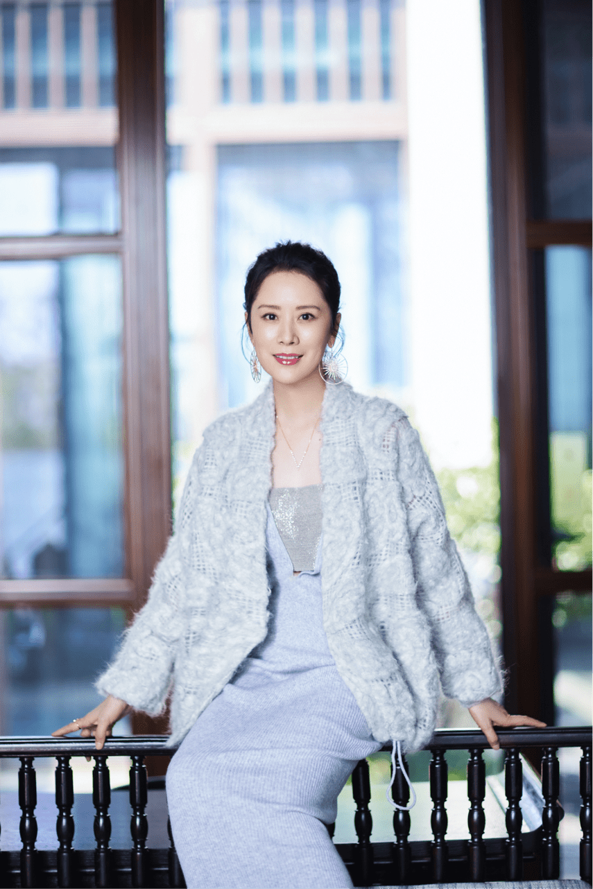 looks 海清气质感绝了！穿一件毛衣外套搭配半身裙高级优雅，可咸可甜