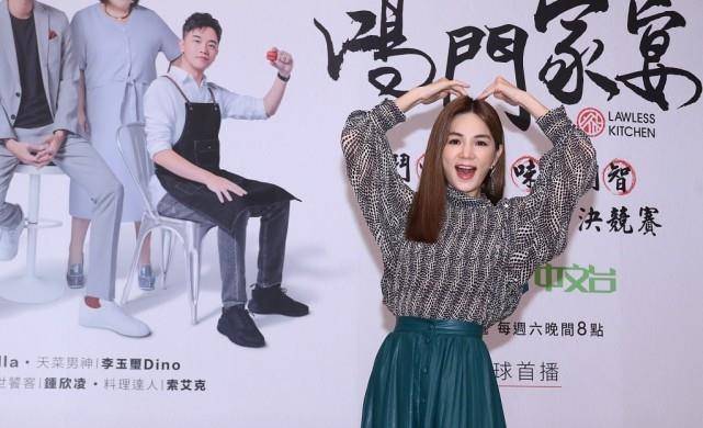 颜色 SHE中的“假小子”Ella也走起了甜美风,领子开口也不俗气,好美