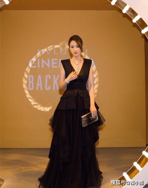 刺绣 李小冉身材饱满又敢穿，一袭刺绣抹胸连衣裙气质惊艳，真不怕走光