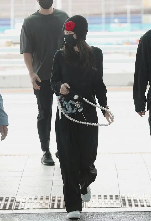 时尚Jennie素颜生图曝光，脸小皮肤好，之前被喷长相，现在看如何