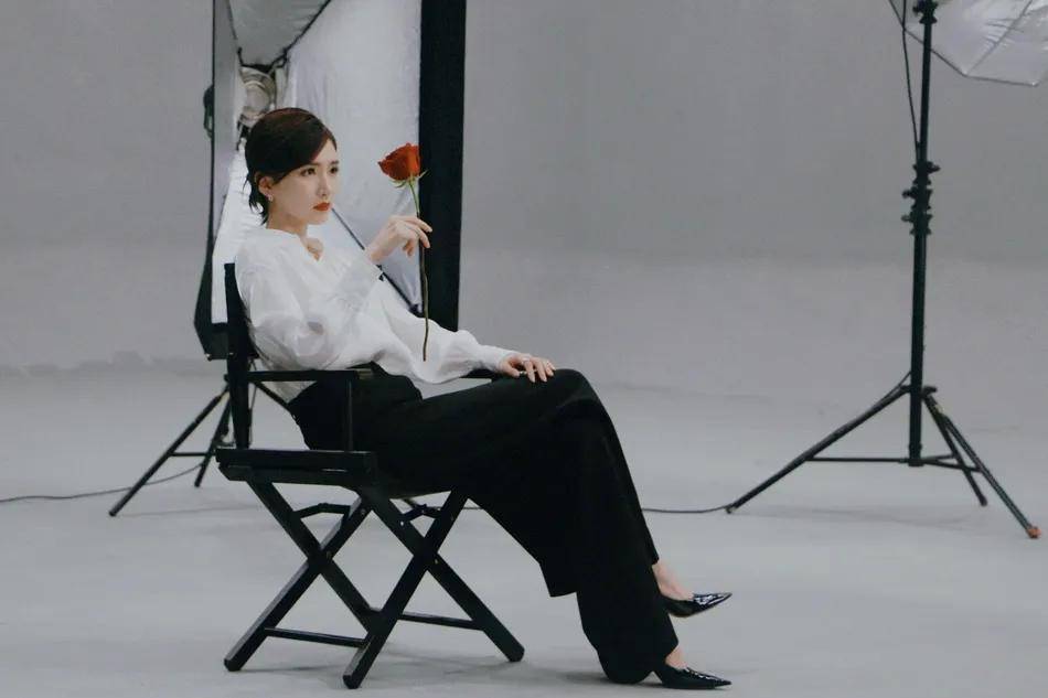 眼眸 江疏影穿着红色纱裙秀天鹅颈！雪肤玉貌太性感妩媚