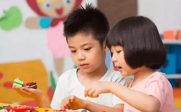 家长|孩子学校自制“水果拼盘”，老师拍照发到群里后，宝妈们不淡定了