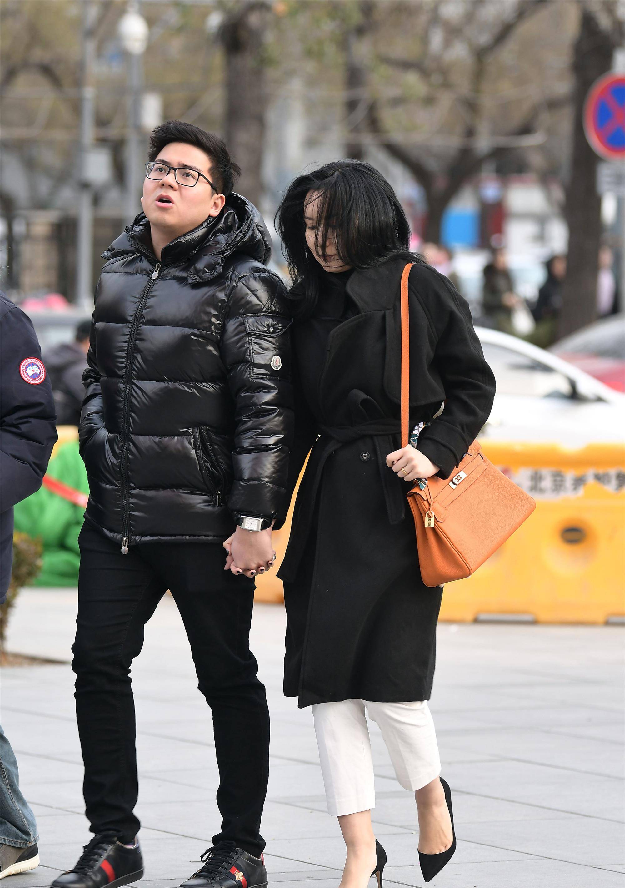 尖头 这么冷的冬天依旧又光脚穿着尖头细跟鞋，她们真不怕冷