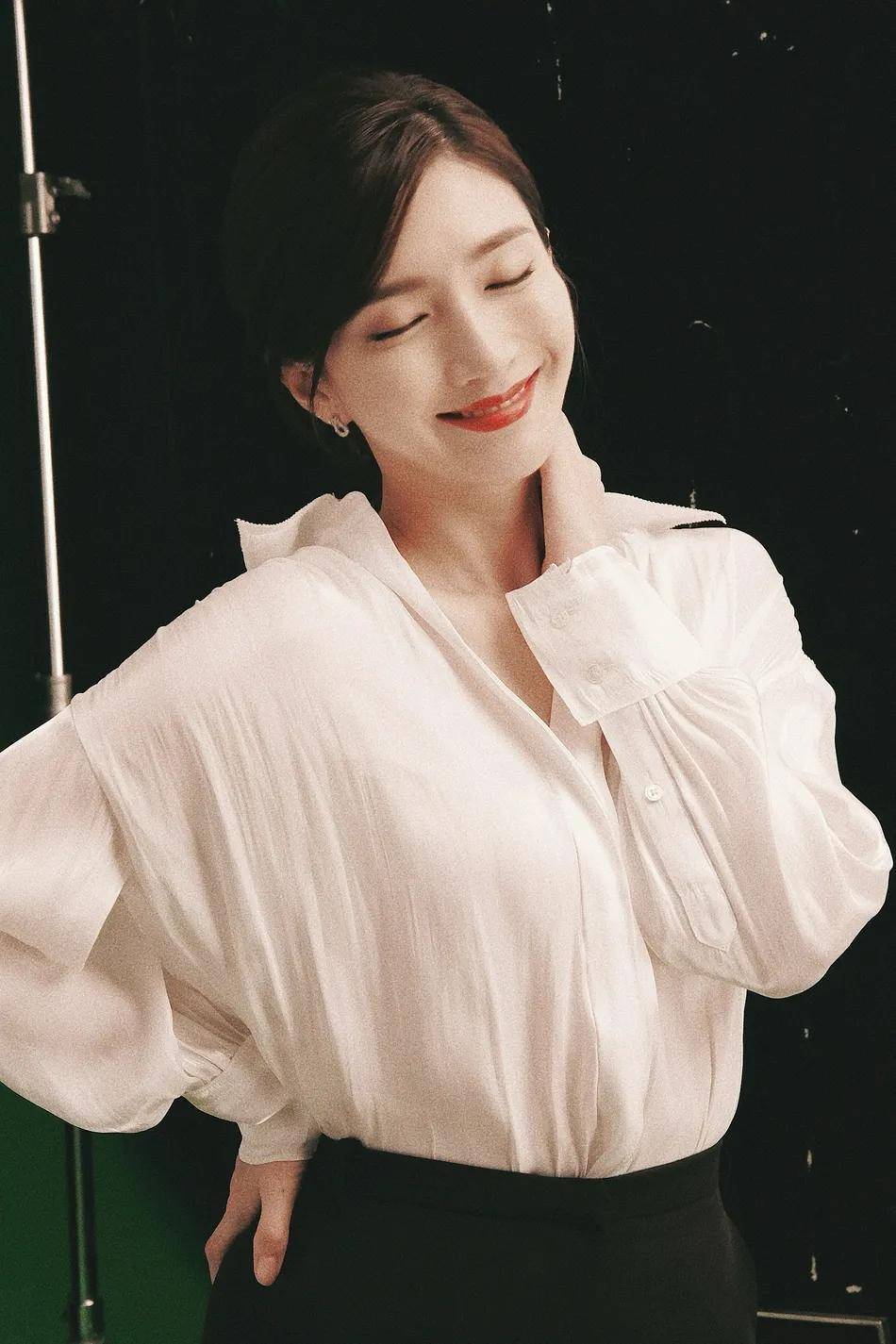 眼眸 江疏影穿着红色纱裙秀天鹅颈！雪肤玉貌太性感妩媚