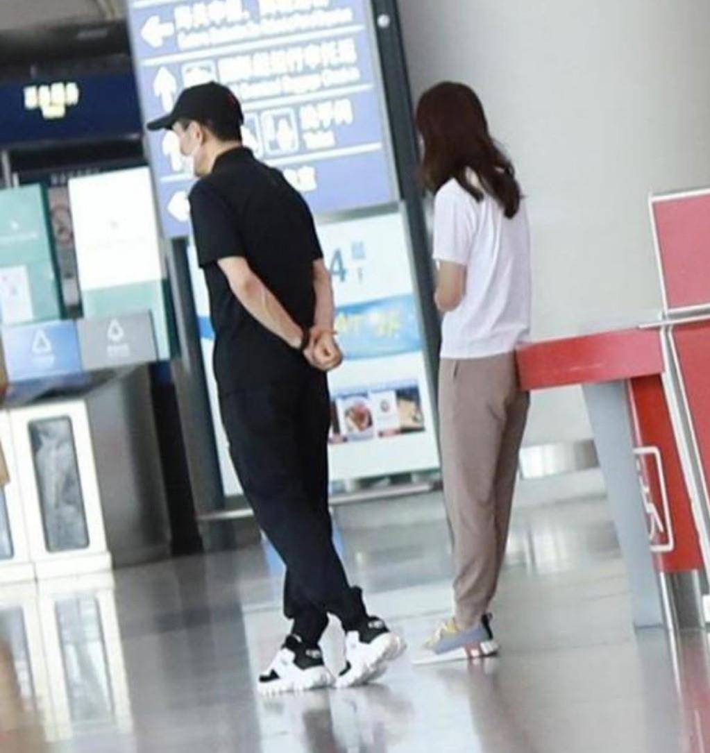 黑色 张艺谋携妻子现身机场，穿老爹鞋一身潮流打扮，仿佛年轻了二十年