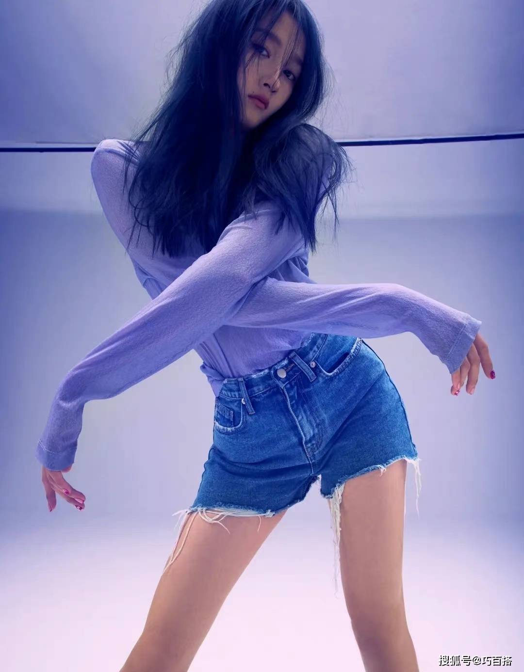 束脚 关晓彤晒照秀私服，三套休闲性感风的搭配造型，让人眼前一亮