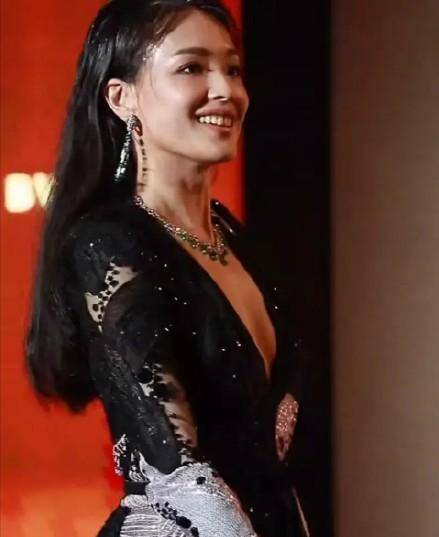 黑色 45岁舒淇参加活动站C位，3名女星同穿黑色，但风格魅力却不同