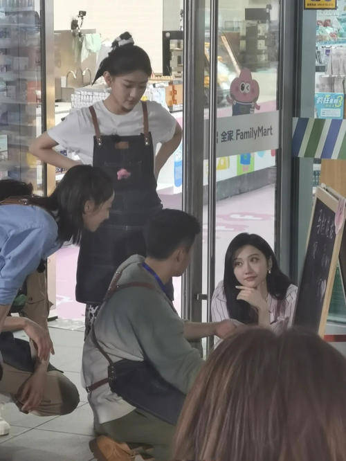 亮点 景甜上班路透照曝光，片场穿百元T恤系围裙，蹲在地上听书像小女孩