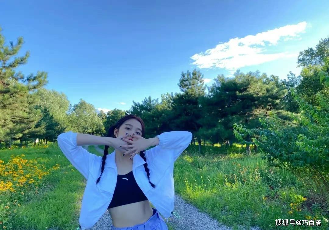 束脚 关晓彤晒照秀私服，三套休闲性感风的搭配造型，让人眼前一亮