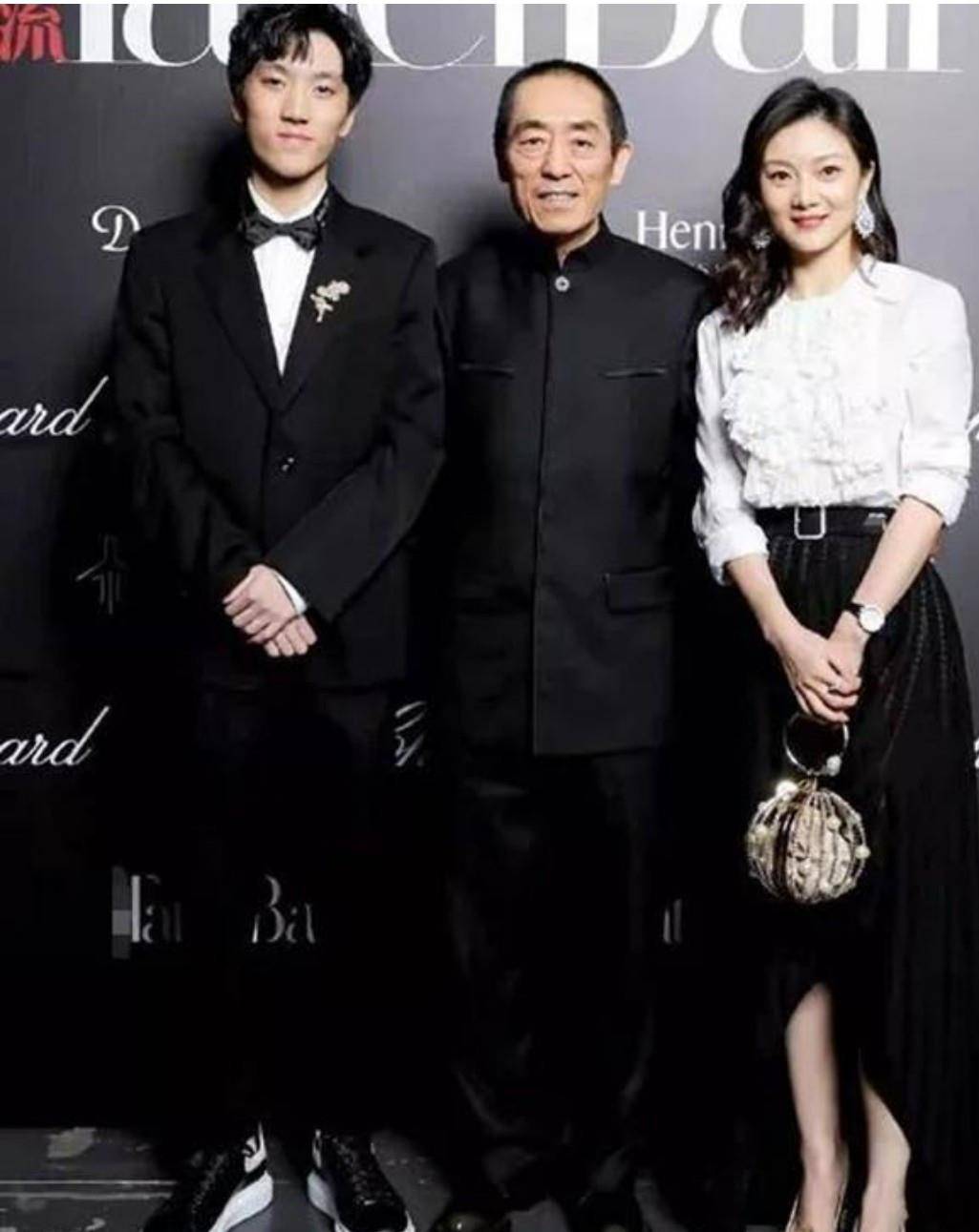 黑色 张艺谋携妻子现身机场,穿老爹鞋一身潮流打扮,仿佛年轻了二十年