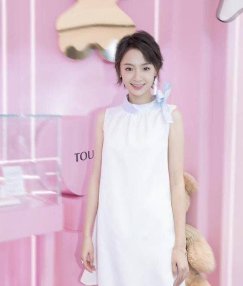 身材 王小丫穿无袖裙现身,穿搭再现知性淡雅,离巢央视后依然气质十足