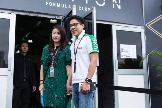 西裤 郭晶晶的时尚你懂吗?印花裙下搭西裤,不仅不丑,反倒优雅又高级