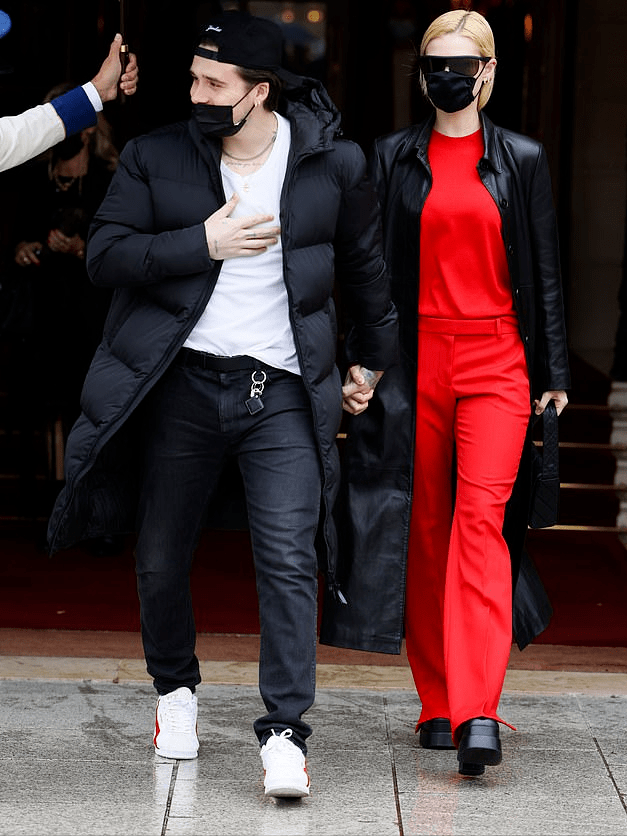 设计 小贝大儿子又去蹭巴黎时装周！未婚妻粉裙好仙，他的罗圈腿有点丑