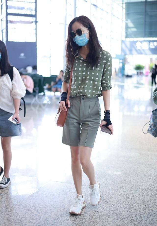 服装 韩雪不仅气质好，日常出行的穿搭也非常亮眼，接地气又时尚