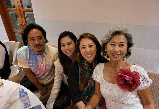 叶倩文 叶倩文电梯自拍，60岁穿毛线裙瘦成小老太，银发鱼尾纹老得认不出