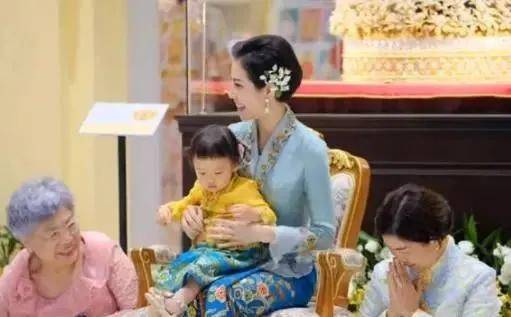 花朵 诗妮娜要把“妖娆”进行到底，当众抱娃手足无措，红旗袍太抢眼！