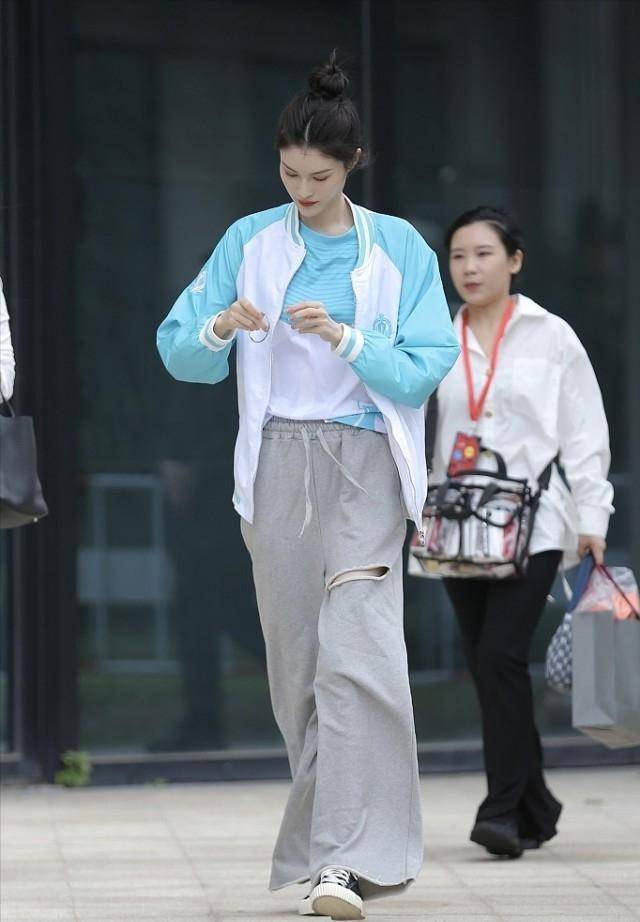 套装 何穗真是不管不顾，穿棒球服配运动裤，随便一搭就出门好接地气