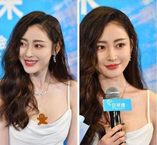 张天 张天爱身材又出圈了，穿白色连衣裙出席活动，却被项链抢了镜头