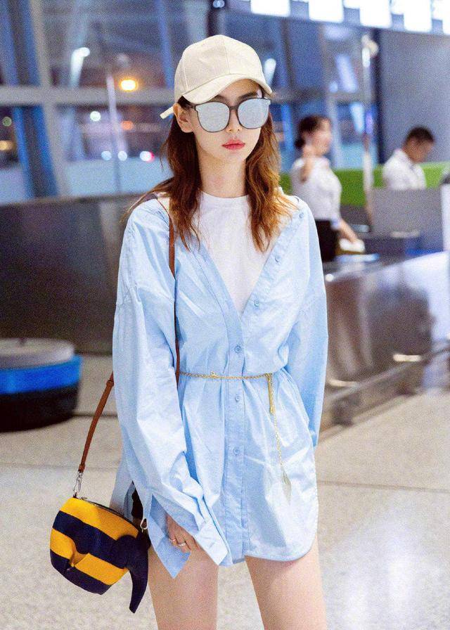 蓝色 郭蔼明衣服品味在线，穿衬衫连衣裙出席活动，优雅大气又减龄