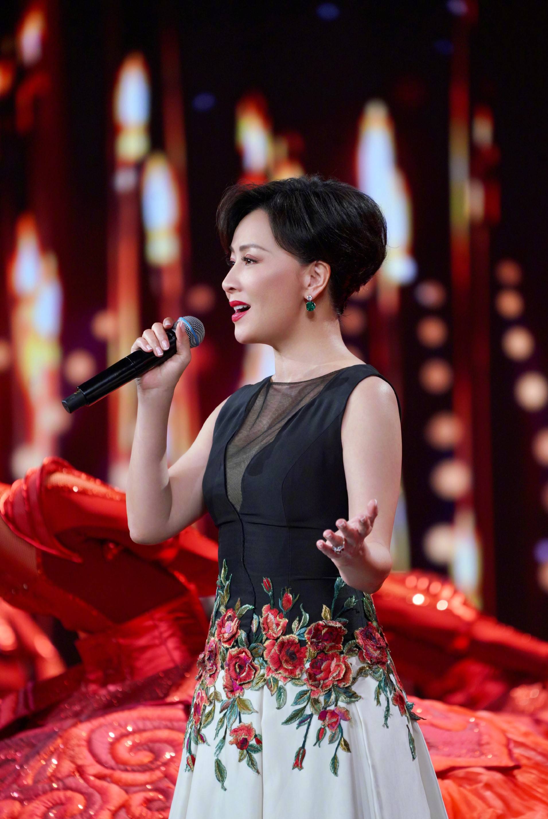 刘嘉玲闪耀国庆晚会,一袭刺绣礼服出自大师郭培之手,高级优雅