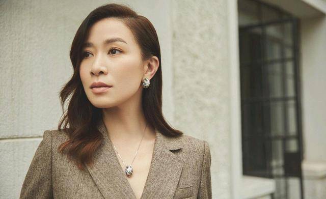 颜色 佘诗曼厉害！长西装配短裤，穿“金色战鞋”大方秀出漫画腿